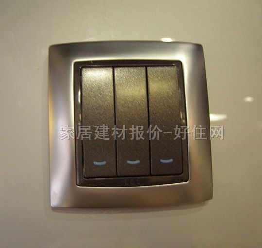 聯(lián)塑大蹺板開關(guān)面板 L80-3 3位單控 黑色按鍵銀框 帶熒光指示