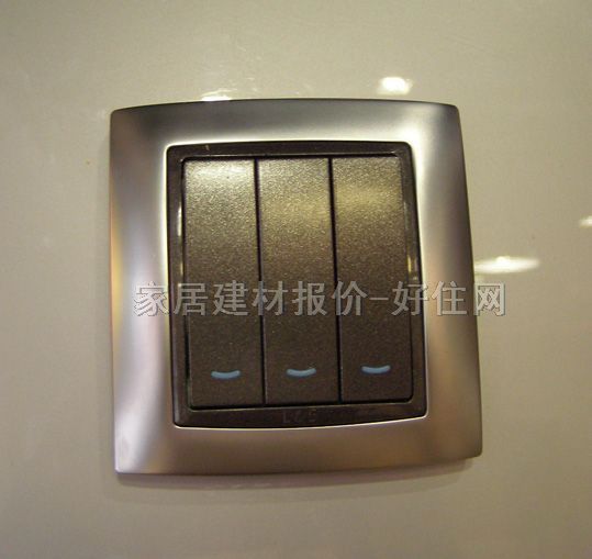 聯(lián)塑大蹺板開關(guān)面板 L80-3 3位單控 黑色按鍵銀框 帶熒光指示