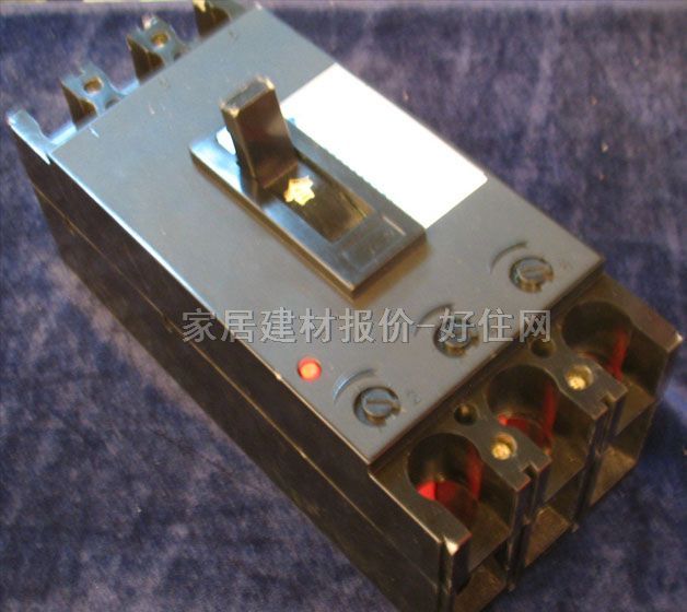 大地?cái)嗦菲鱘空氣開關(guān) DZ20Y-225/3300 1P 125A 空氣開關(guān)(塑殼斷路器)