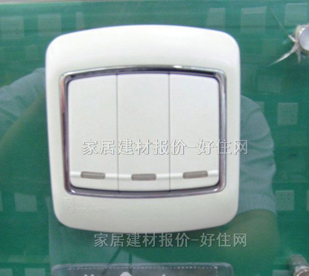 梅蘭日蘭大蹺板開關面板 L230/2W.AAHA 3位雙控 銀邊 白色 帶熒光指示